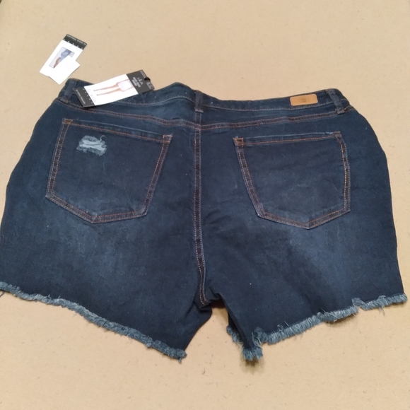 Denim shorts - Picture 2 of 4